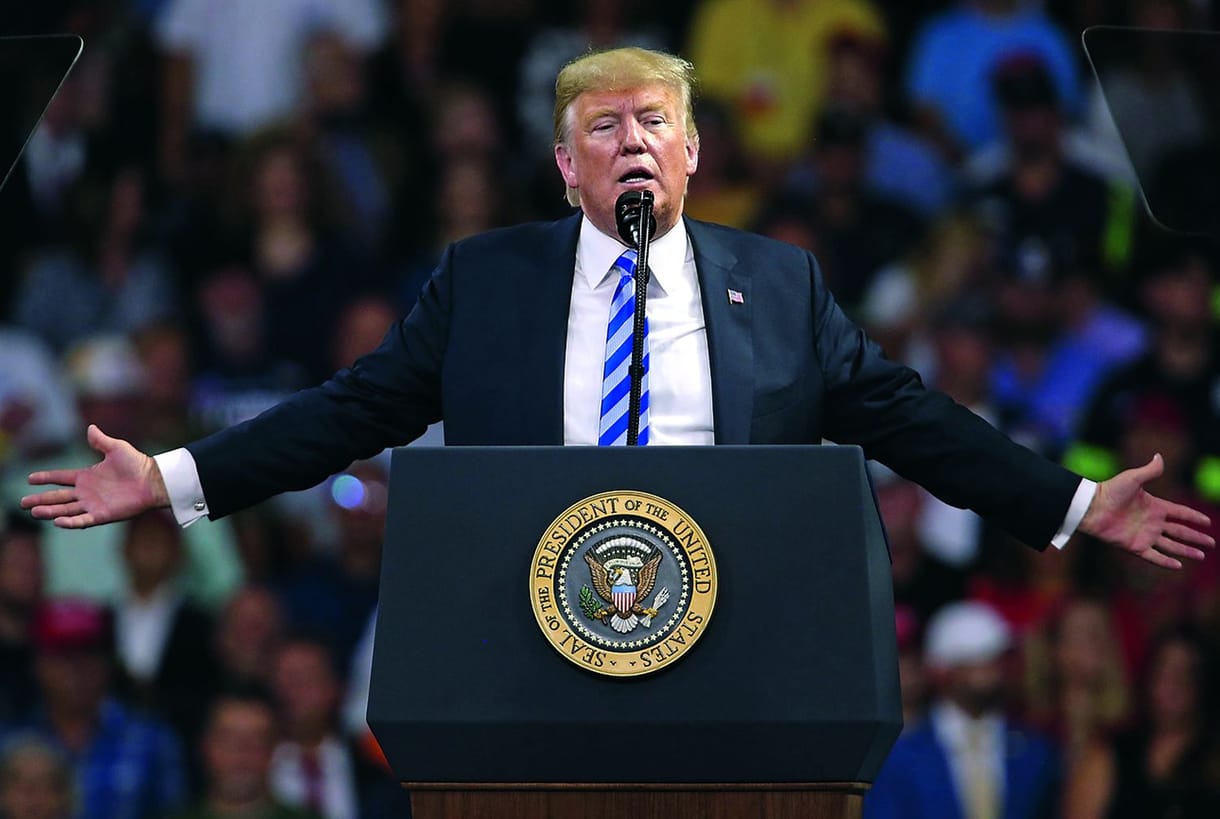 Idiótának tartják Trumpot beosztottai, iratokat is loptak az asztaláról