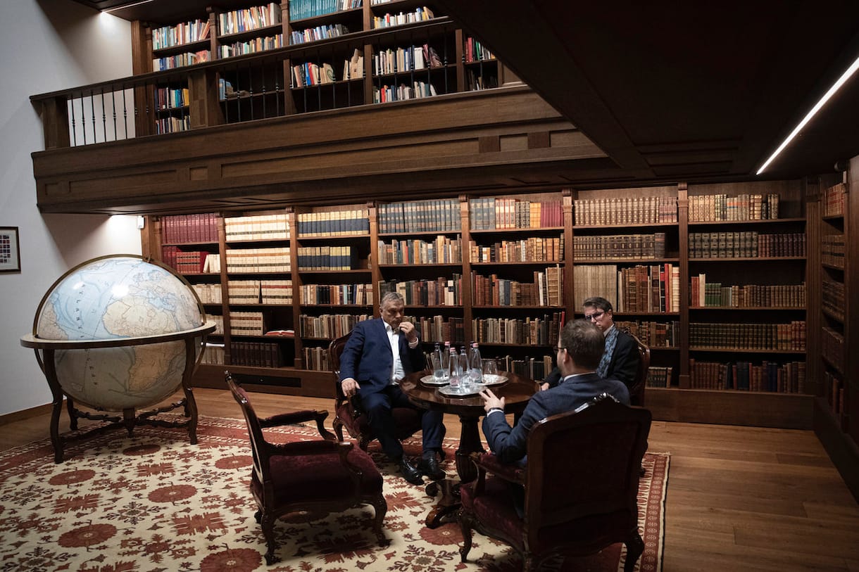 Orbán Viktor földgömbjének pontos mását most már közelebbről is megnézheti