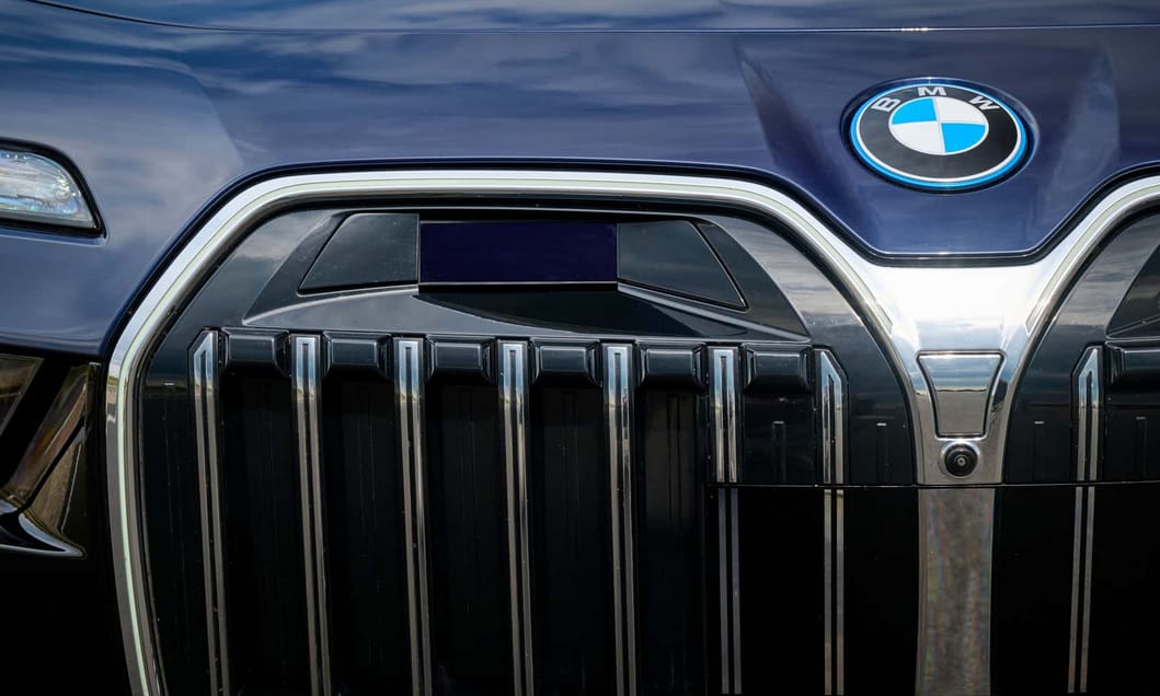 Elengedhetjük a kormányt és videókat is nézhetünk vezetés közben az új 7-es BMW-ben