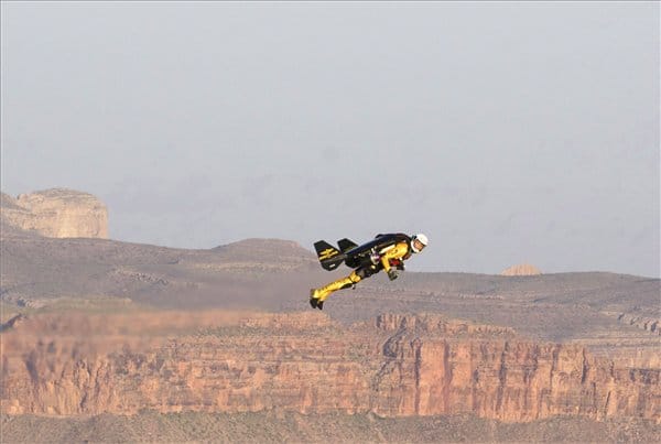 Így repülte át Grand Canyont a rakétaember - fotók, videó