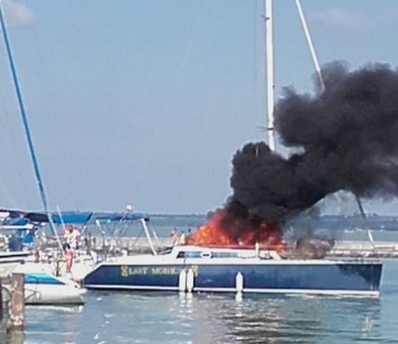 Fotók: Lángoló vitorlást oltottak a tűzoltók a Balatonon