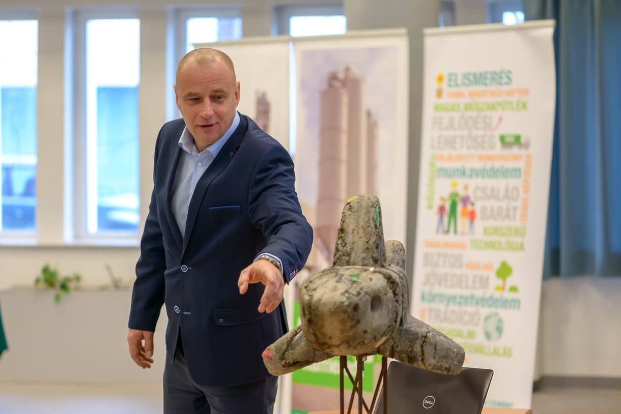 Betoncápák sem tudnák felfalni a váci cementgyártót