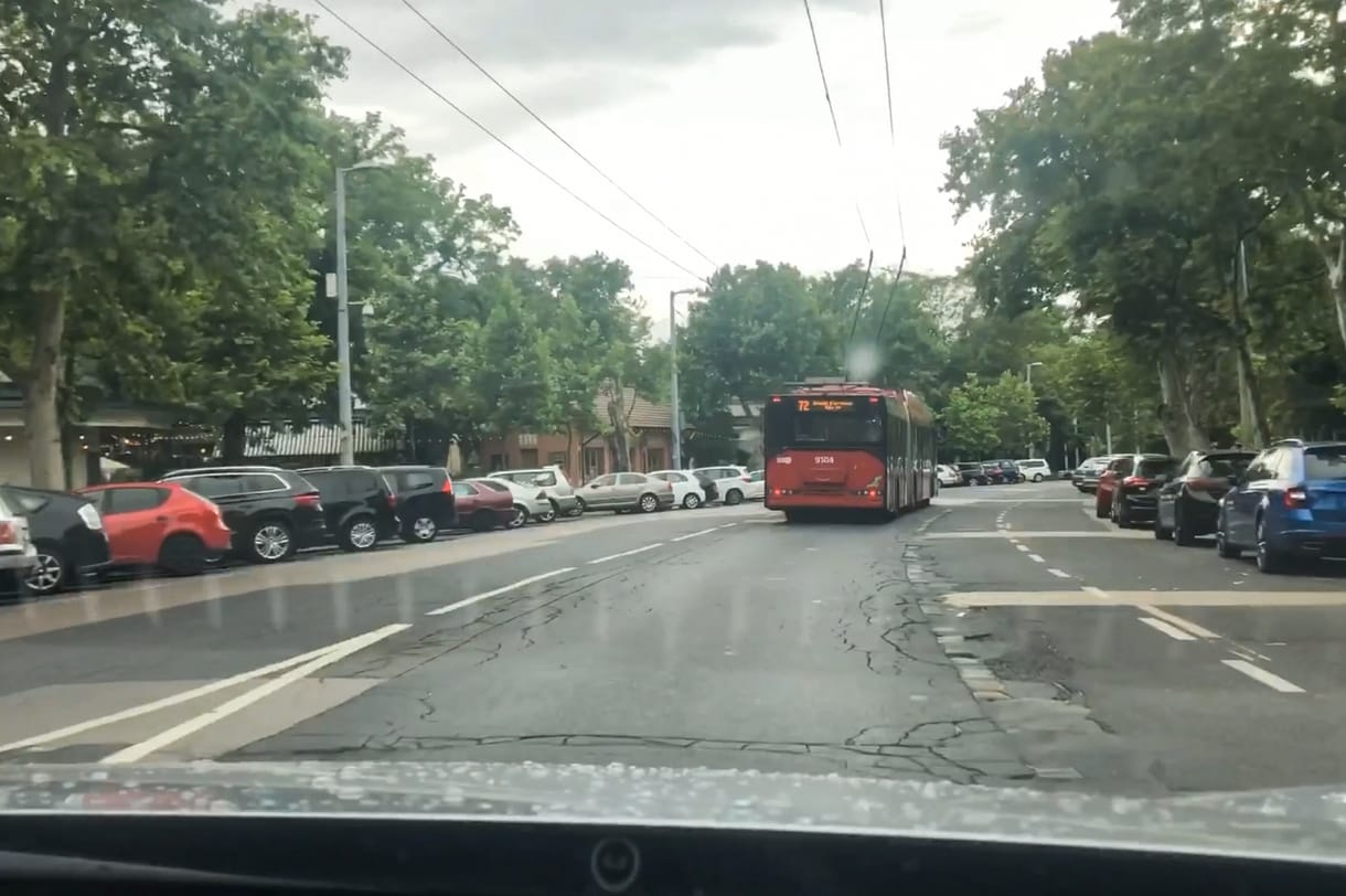 Sztráda és lepusztult parkolók – ilyen az autók kitiltása előtt a Városliget közepe