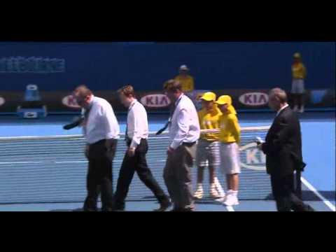 Videó: furcsa pályahiba miatt állt a játék az Australian Openen