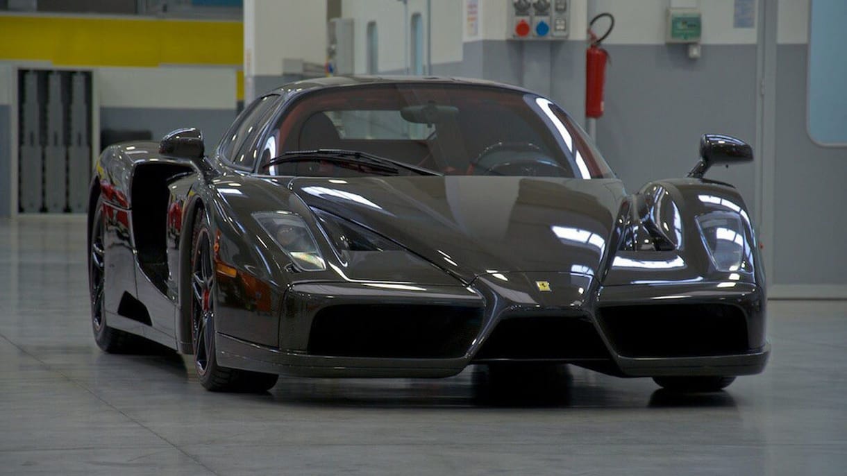 Egy ilyen nyers karbon színű Ferrari Enzo simán megért 850 millió forintot