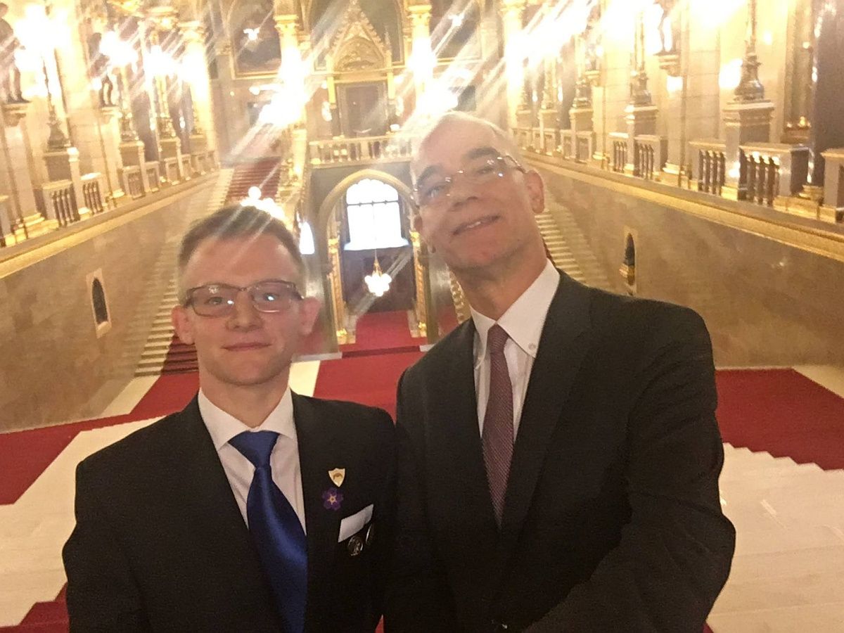 Balog fehér inges posztja alá 