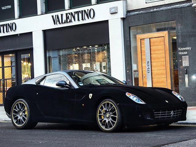 Ez a selymes fényezés, bársony borítást kapott egy Ferrari