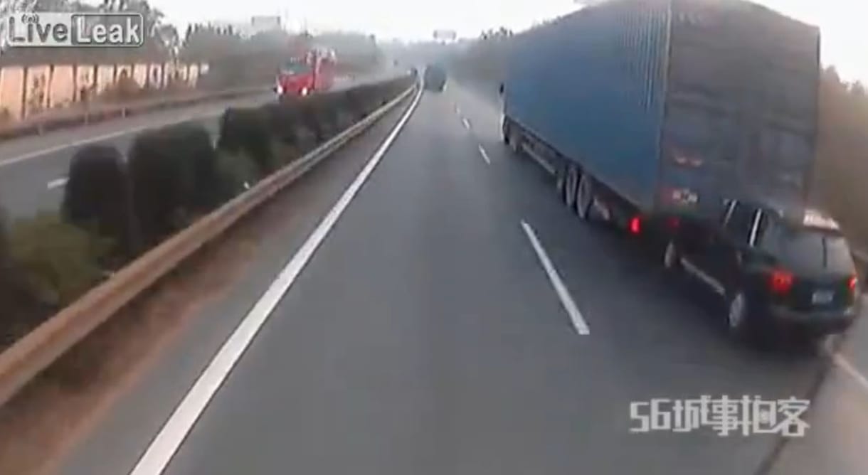 Nem vette észre a kamionos, hogy a pótkocsi alá fúródott egy Porsche – videó