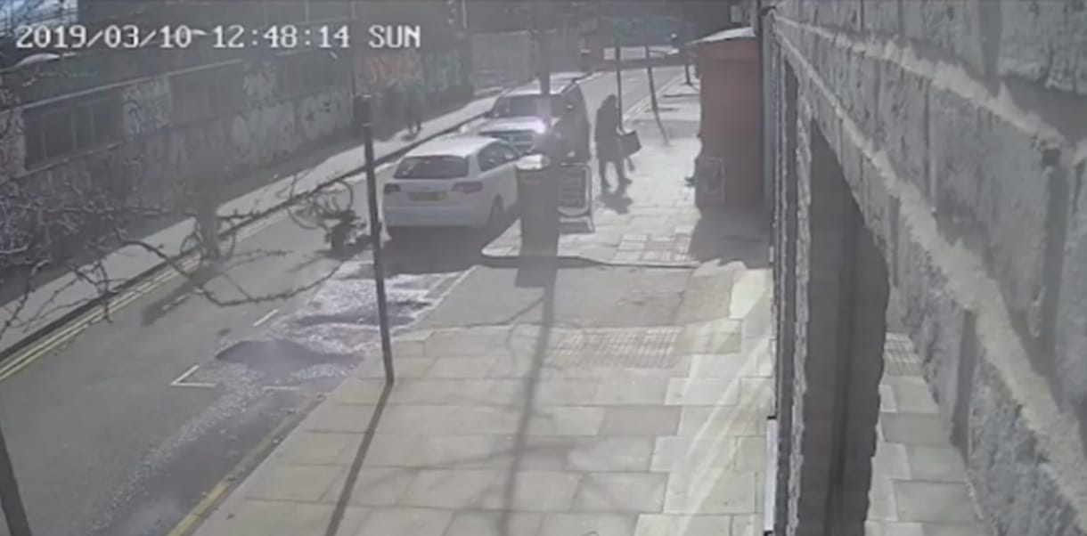 Videón, ahogy egy londoni biciklis menet közben felrúg egy másikat