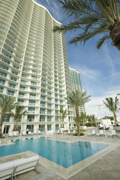 Ön lakna egyedül egy luxus toronyházban - válság Floridában 