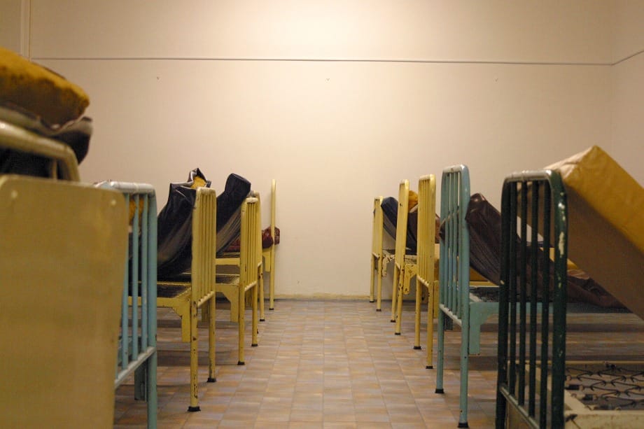 Karácsony: Kórházból visszaküldött beteg vihette be a koronavírust a hajléktalanszállóra