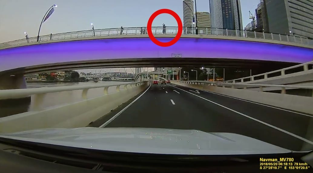 Üveget dobott le a hídról, menet közben törte be egy másfél hetes autó szélvédőjét – videó