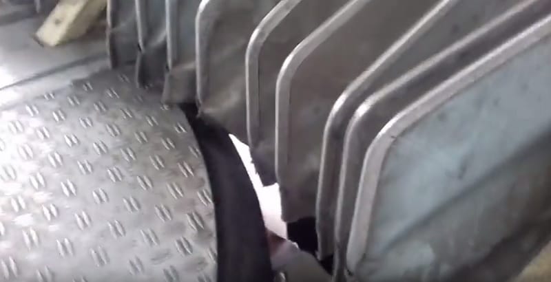Videó: Hatalmas lyuk tátong a ramaty állapotban lévő 23-as buszon 