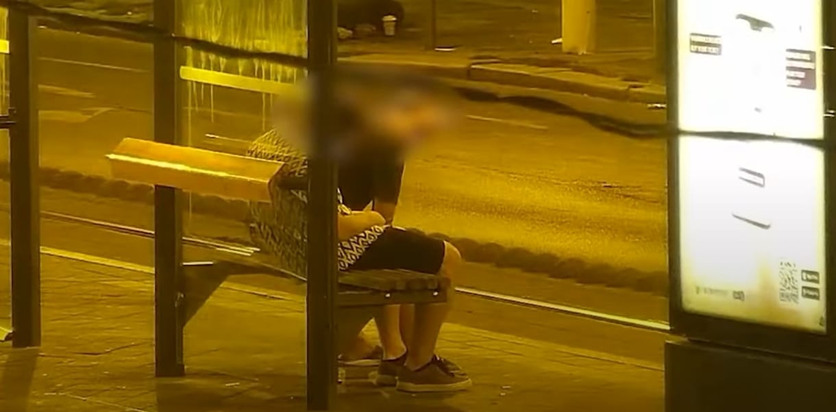 Videón, ahogy egy terézvárosi buszmegállóban alvó embert kifosztanak