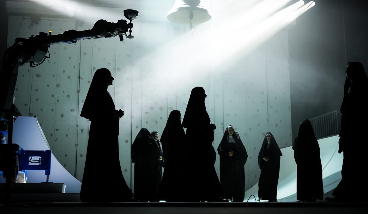 Rosszul lettek a nézők a stuttgarti operában egy előadáson, amiben meztelen, görkorcsolyázó apácák és „nem szimulált szex” is volt