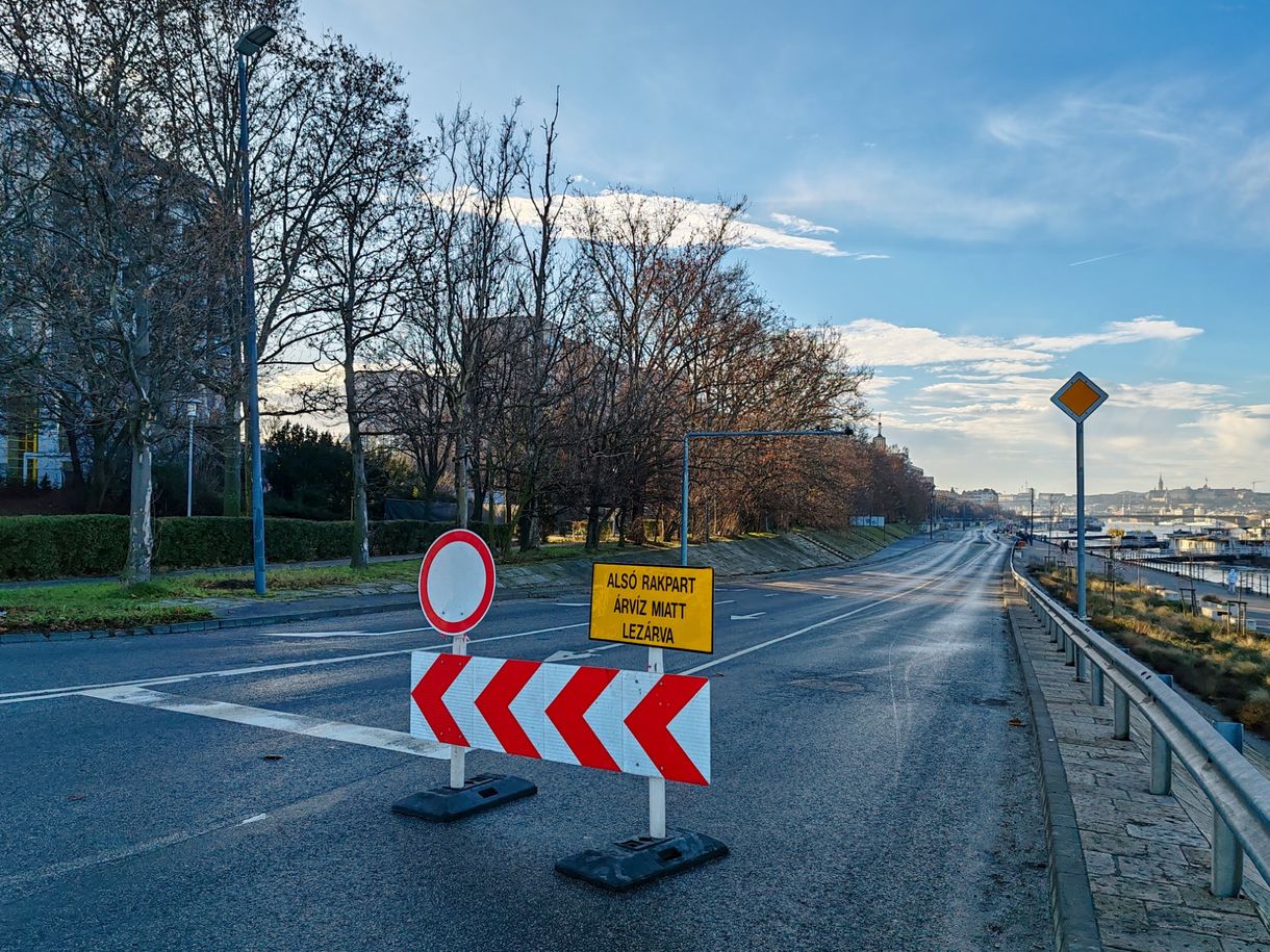 Elviszik a rakpartokon hagyott járműveket az árvíz miatt