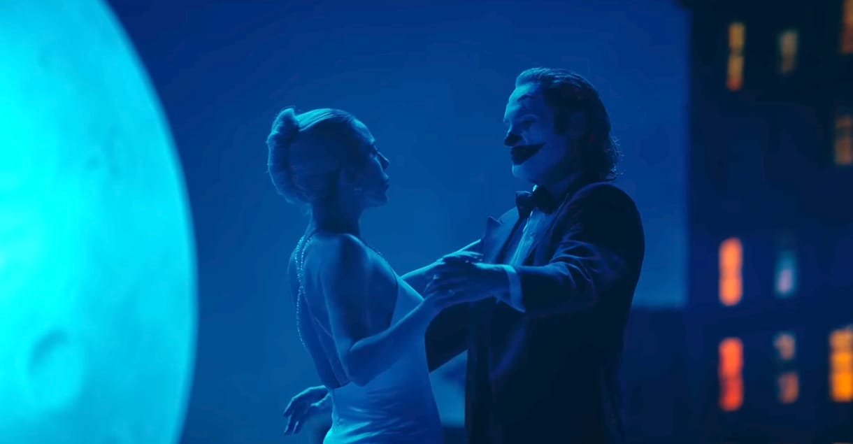 Pusztítás, bohóckultusz és tétova ének – itt a Joker folytatásának új trailere