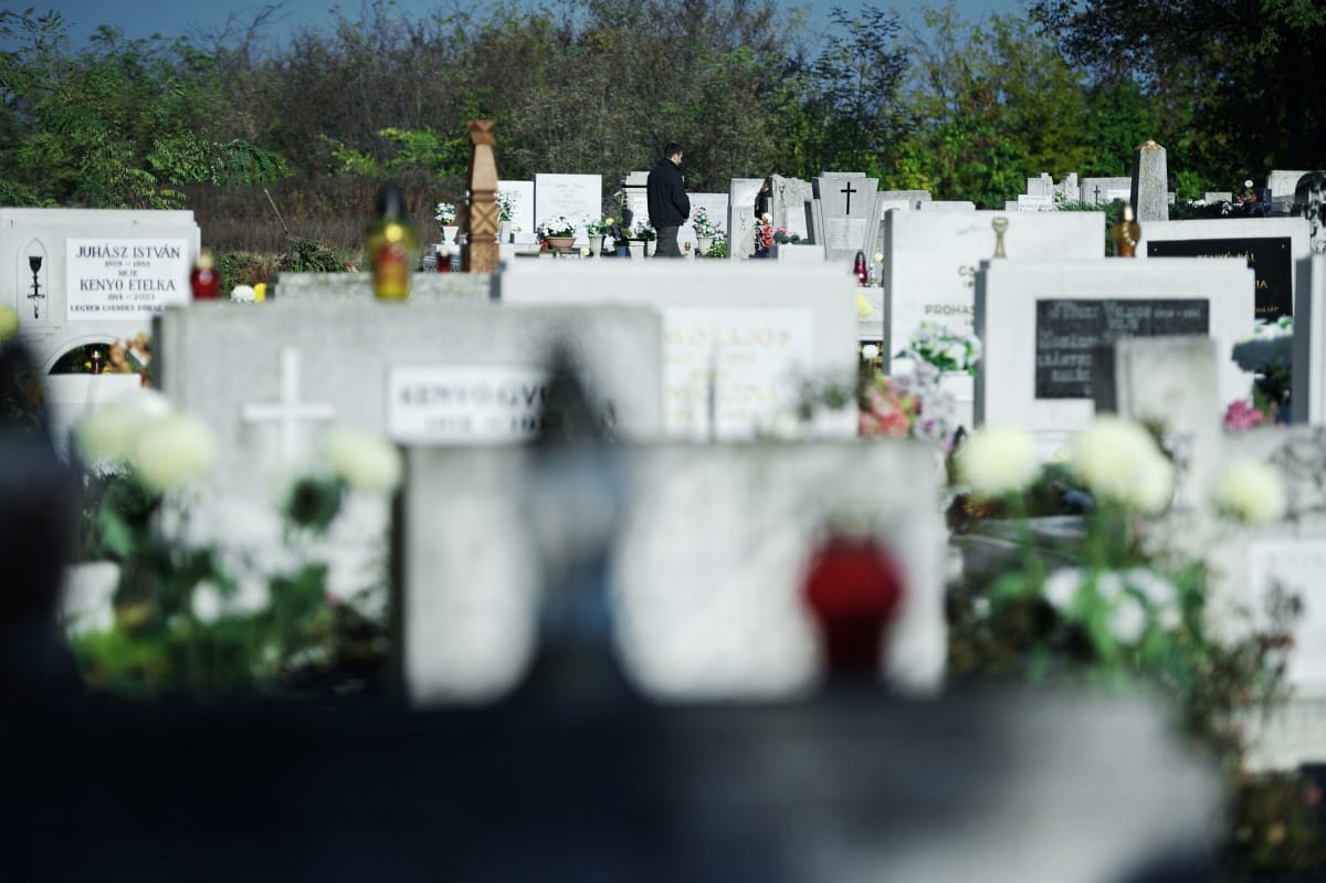Kilopták a koporsót a halott alól Esztergomban