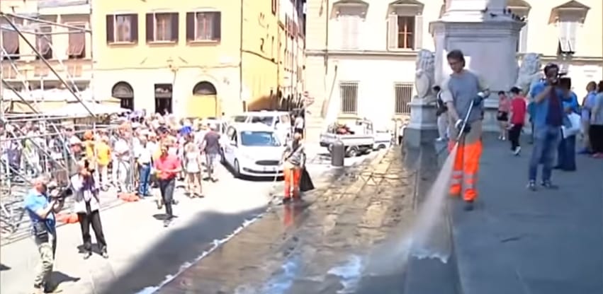Kilocsolják a piknikező turistákat Firenze belvárosából