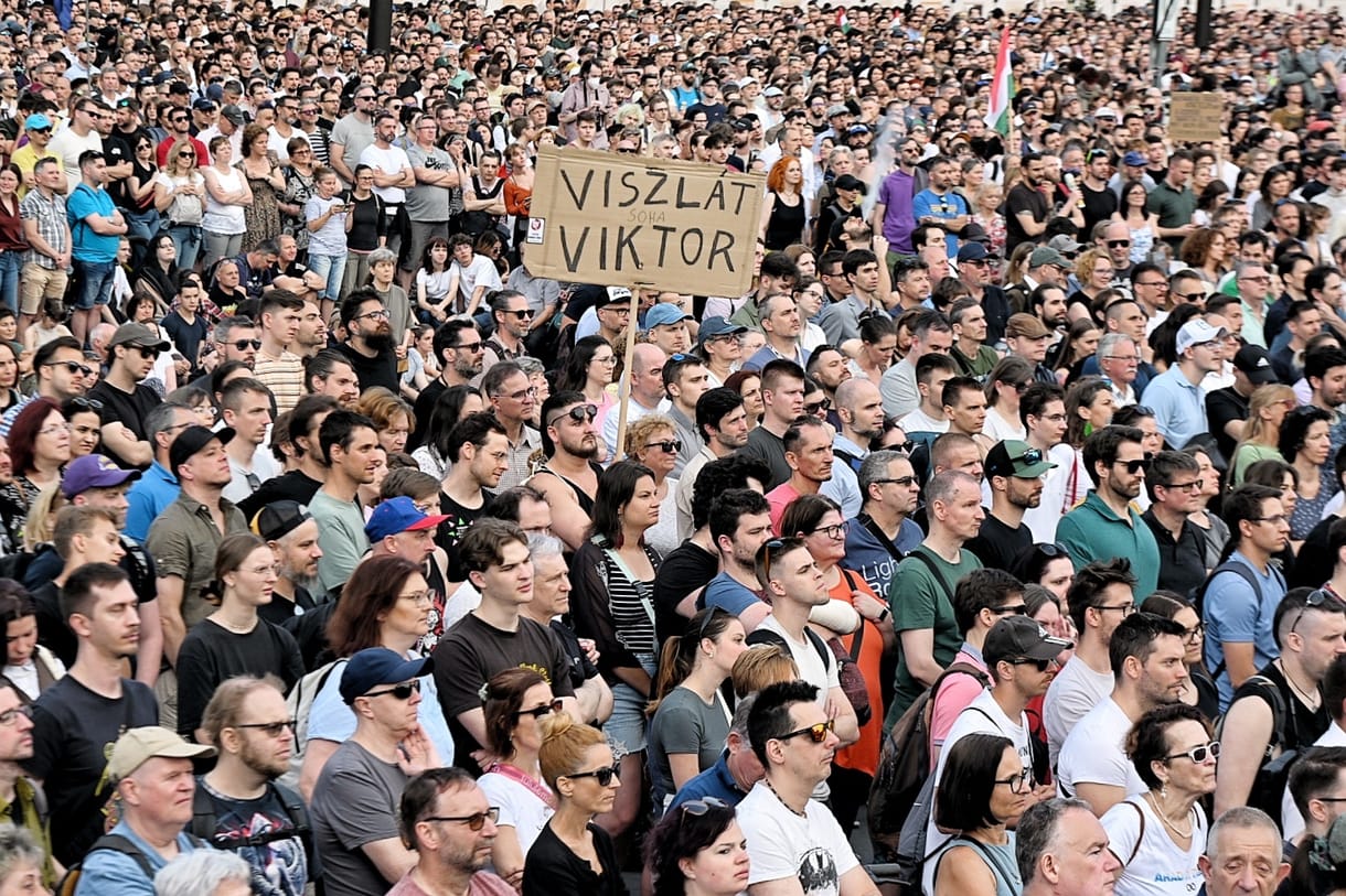 „Ez már a kormánypárti ismerőseimnek is sok” – videón a Polgári Ellenállás Kossuth téri zászlóbontása