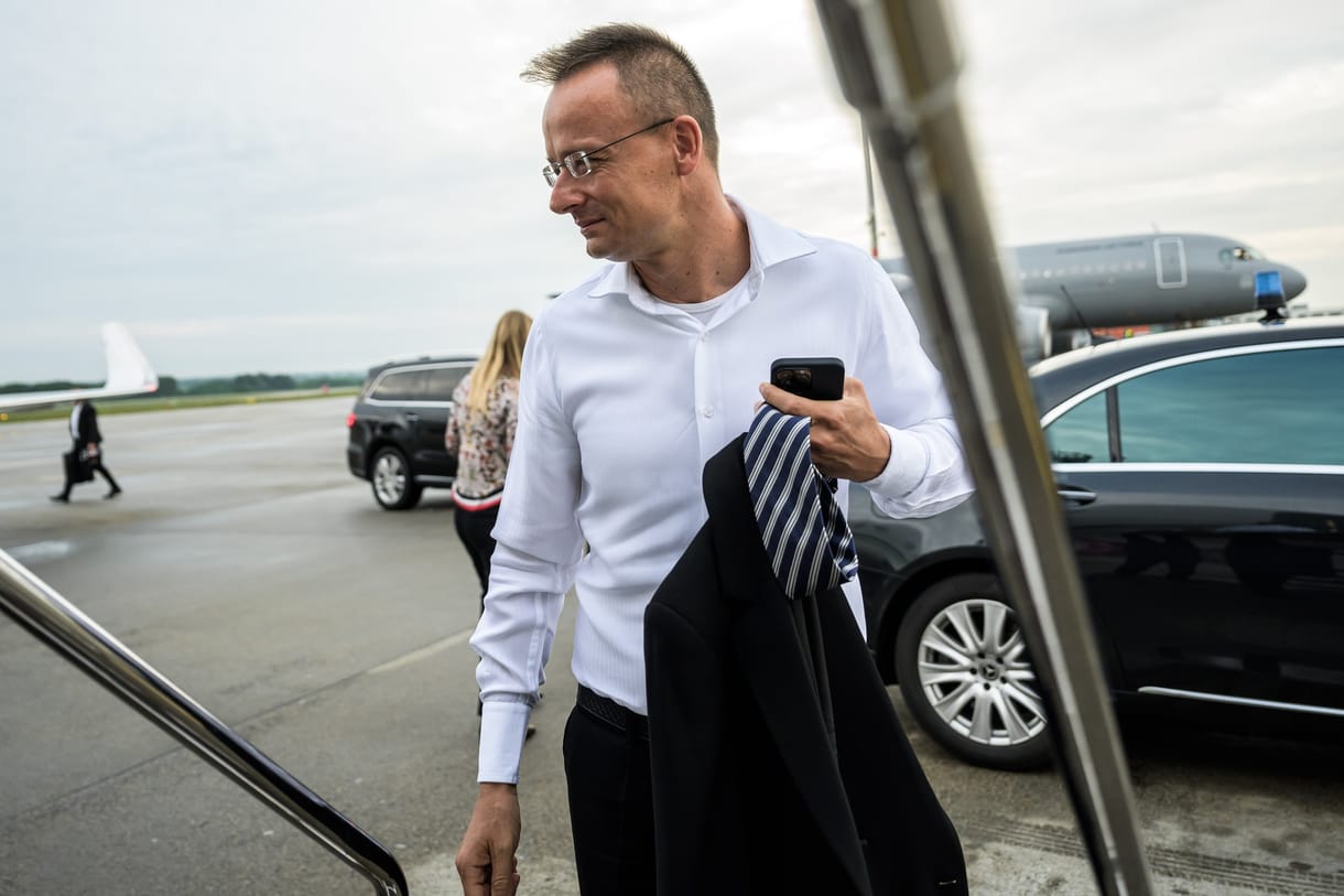 Hadházy: Szijjártó Péter kirepült Bécsbe a honvédségi utasszállítóval
