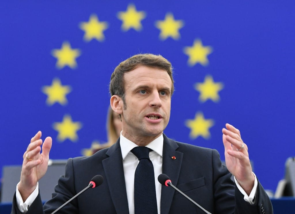 Macron hétfőn Moszkvában, kedden Kijevben tárgyal