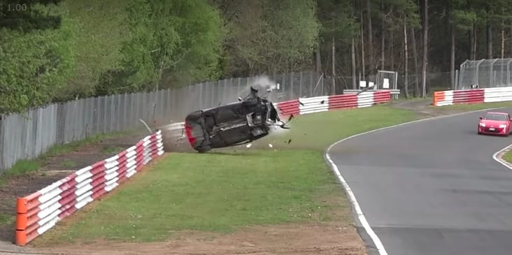 Ezt a Renault Cliót csúnány összetörték a Nürburgringen – videó
