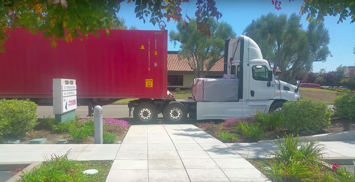 Közúton videózták le a Tesla elektromos kamionját – így indul el a pótkocsival