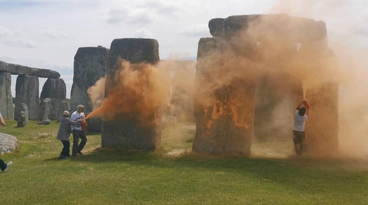 Klímaaktivisták fújták le festékkel a Stonehenge-et