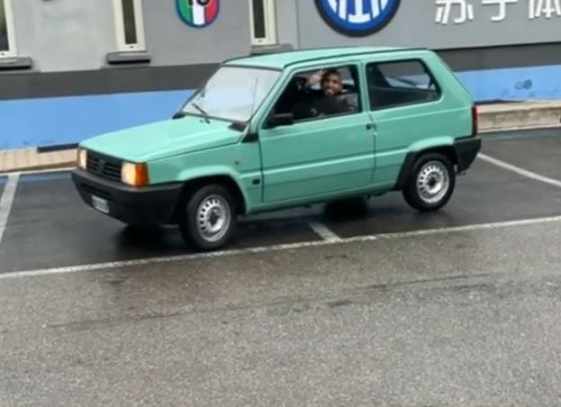Az Interben játszó Arturo Vidal egy Fiat Pandával jár edzésre