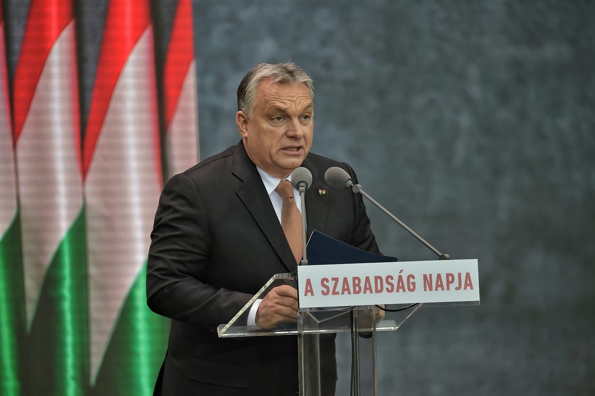 Kivizsgáltatnák, miért EU-s pénzből vett buszokkal vitték az Orbán-szimpatizánsokat Budapestre