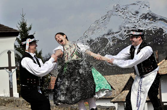 Mikorra esik? Ünnepek, tavaszi szünet, óraátállítás 2011 tavaszán