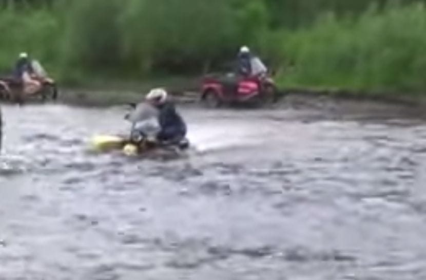 Videó: Egy Ural motorkerékpár tényleg mindent kibír