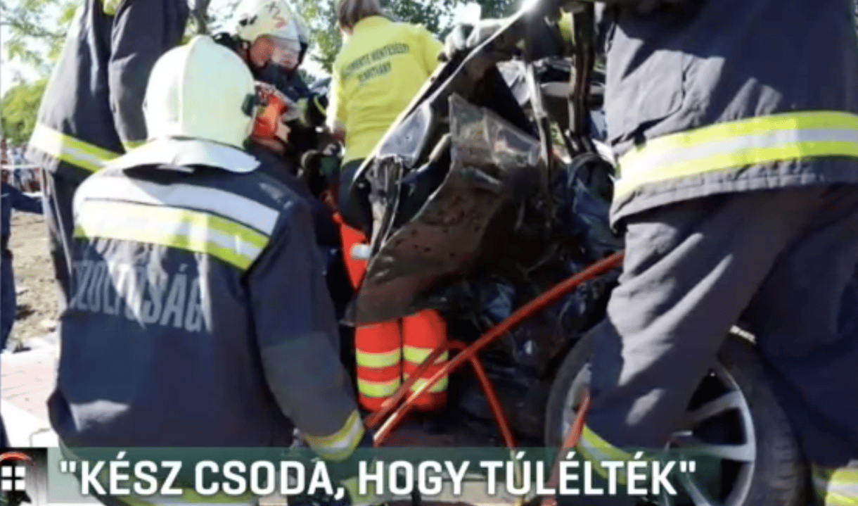 Nyolcvannal tarolta le a vonat a kocsit, csoda, hogy túlélték a balesetet