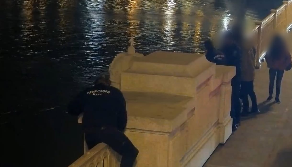 Videón, ahogy rendőrök húznak vissza egy zokogó nőt a Margit híd pereméről