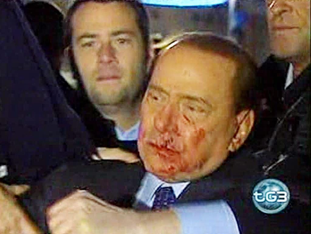 Fém szuvenírt vágtak Berlusconi arcába - videó