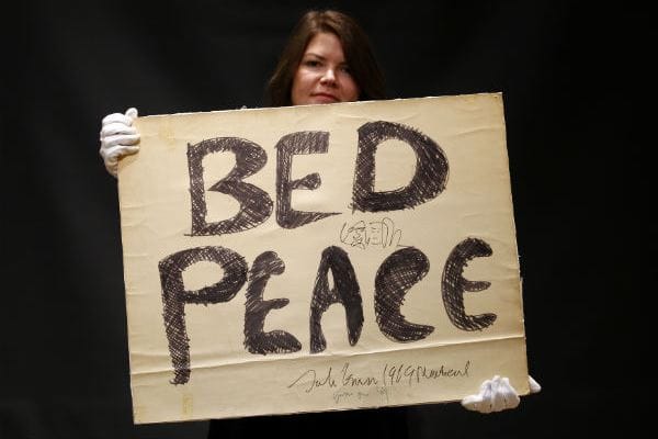 Bed Peace - Lennon és Yoko Ono hálószoba plakátja 35,5 millióért kelt el