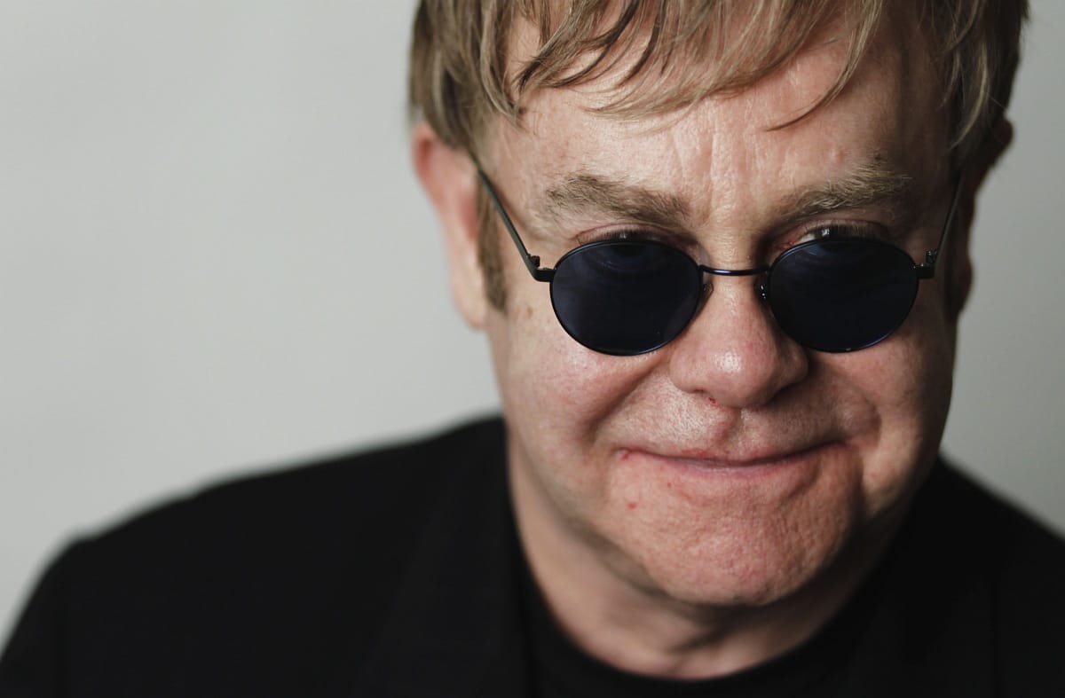 Elton John személyes hangú könyvet ír az AIDS-ről