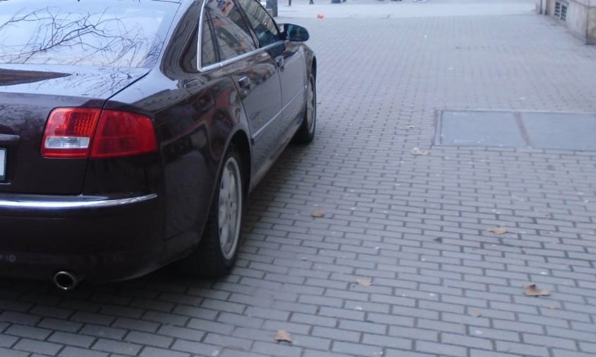 77 éves rokkant járdán parkoló Audi A8-asát karcolták körbe Budapesten