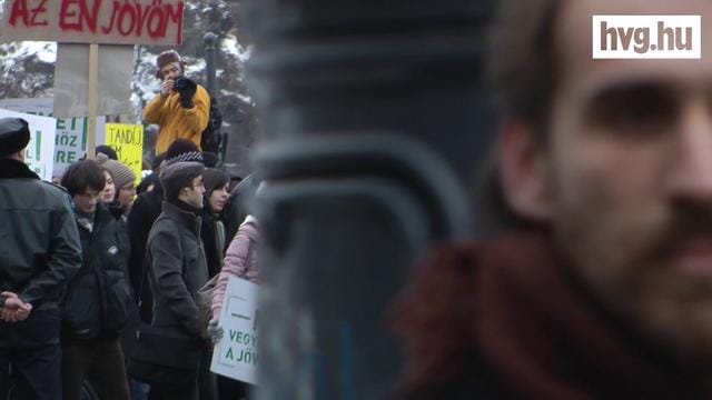 Inkognitóban támogatta a diáktüntetést az LMP - videó