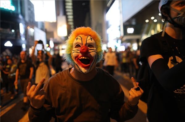 Könnygázzal ünnepelték a Halloweent Hongkongban