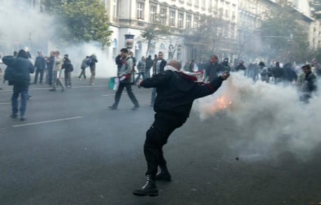A tömegbe lövető Gyurcsánnyal vágnak vissza a halszagú dalért