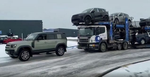 A kereskedés előtt álló vadonatúj Land Rover Defender húzta ki a bajból az autószállító kamiont – videó