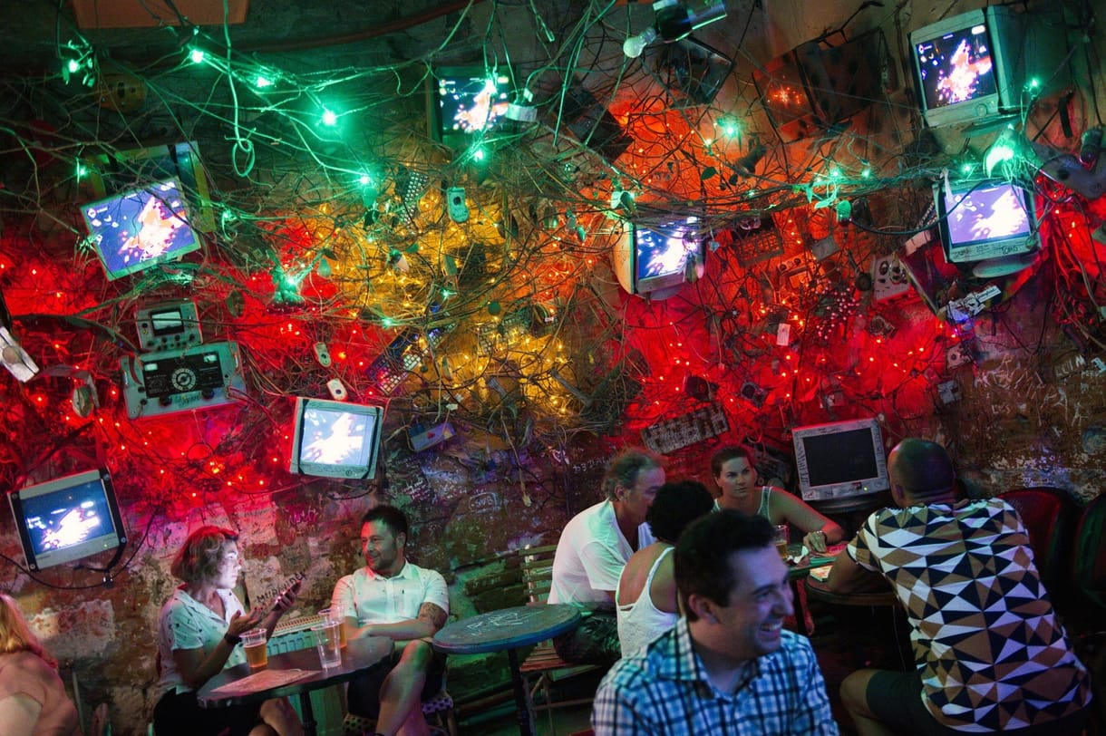 Egy amerikai DJ szerint inzultálták a Szimpla Kert kidobói