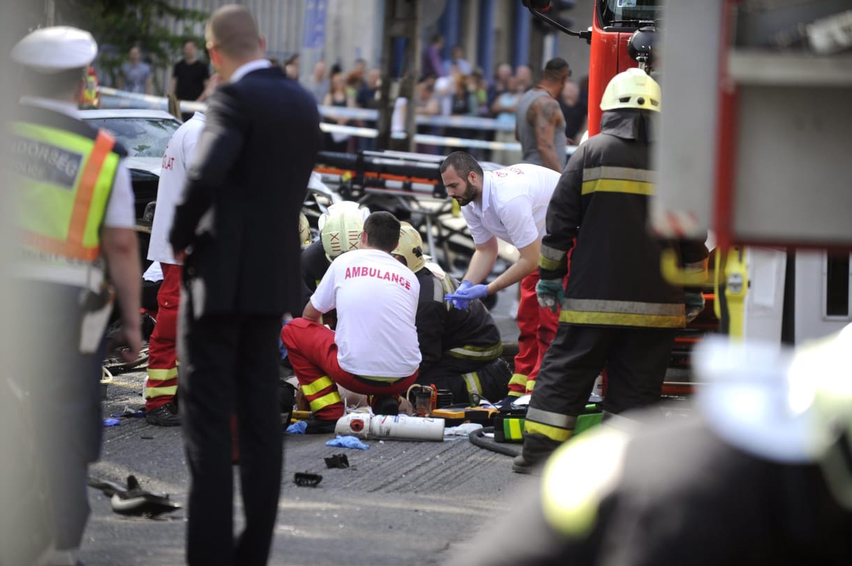 Trolimegállóba csapódó autók: a Mercedes sofőrjének most is van rendőrségi ügye