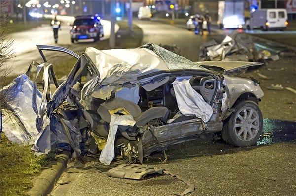 Kettészakadt egy autó az M5-ös bevezetőjén – fotók