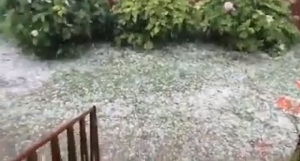 Lapátolni lehetett a jeget Pécsen a felhőszakadás után