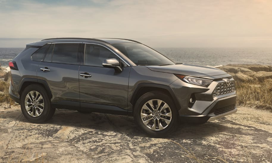 Itt a vadonatúj Toyota RAV4, mutatjuk a népszerű divatterepjáró új generációját