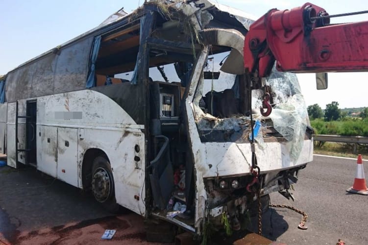 21 sérült az M3-ason: a rendőrök szerint elaludt a turistabusz sofőrje