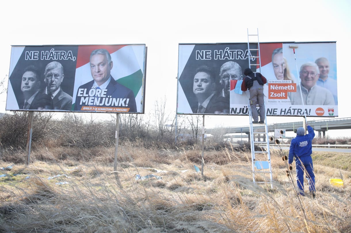 Új választási plakátokat tett ki a Fidesz, Orbán Viktort Gyurcsánnyal és Márki-Zayval szemben ábrázolja